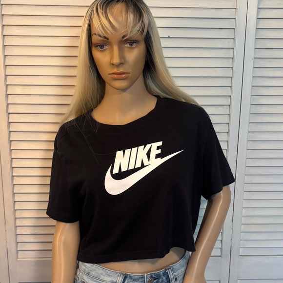 Nike Tops - Nike Women's Black Short Sleeve Crop Top